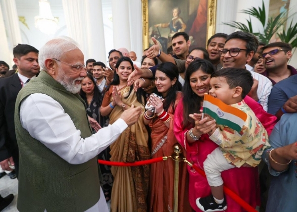पंतप्रधान मोदी फ्रान्समध्ये दाखल पंतप्रधान मोदी फ्रान्समध्ये दाखल
