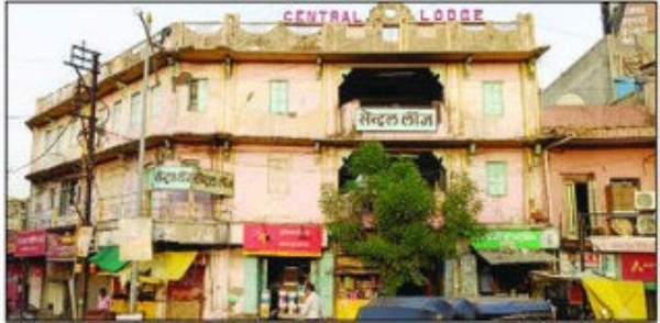 शिकस्त इमारतींचा वाढता धोका; नोटीस देऊनही मालक-भोगवटदारांकडून दुर्लक्ष शिकस्त इमारतींचा वाढता धोका; नोटीस देऊनही मालक-भोगवटदारांकडून दुर्लक्ष