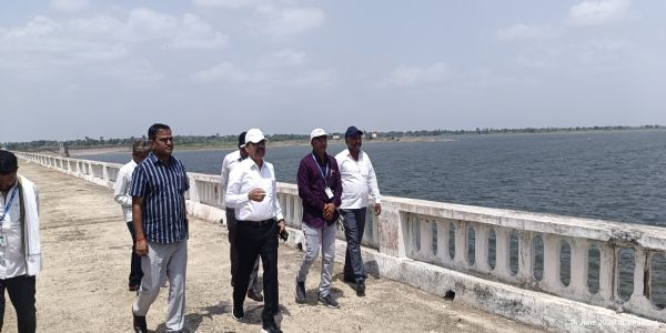 मांजरा धरणाला जिल्हाधिकारी डॉ. भारत बास्टेवाड यांची भेट