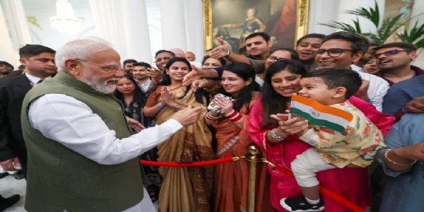 पंतप्रधान मोदी फ्रान्समध्ये दाखल, विमानतळापासून हॉटेलपर्यंत जोरदार स्वागत