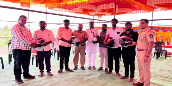 लातूर-२५२ नागरिकांचे रक्तदान, २५२ हेल्मेटचे वितरण; भादा पोलिसांचा दुहेरी संकल्प