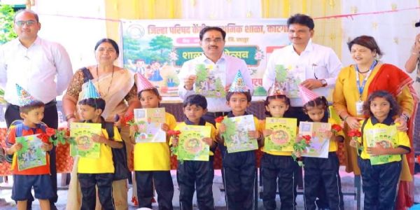 जिल्हाधिकाऱ्यांच्या उपस्थितीत काटगाव येथे शाळा प्रवेशोत्सव