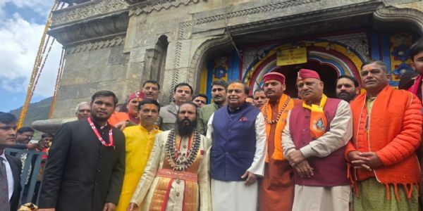 मुकेश अंबानींची बद्रीनाथ आणि केदारनाथला भेट , मंदिर समितीला १० कोटींची देणगी