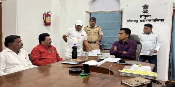 काळ्या पाण्याच्या समस्येवर संताप; अनंत जाधवांनी आयुक्तांच्या टेबलवर ठेवली बाटली