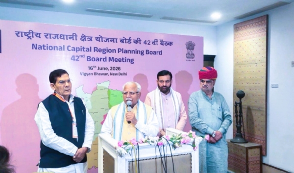 नॅशनल कॅपीटल प्लानिंग रिजनल बोर्डाच्या बैठकीत बोलताना मनोहरलाल खट्टर शेजारी एके शर्मा आणि नायब सिंह सैनी नॅशनल कॅपीटल प्लानिंग रिजनल बोर्डाच्या बैठकीत बोलताना मनोहरलाल खट्टर शेजारी एके शर्मा आणि नायब सिंह सैनी
