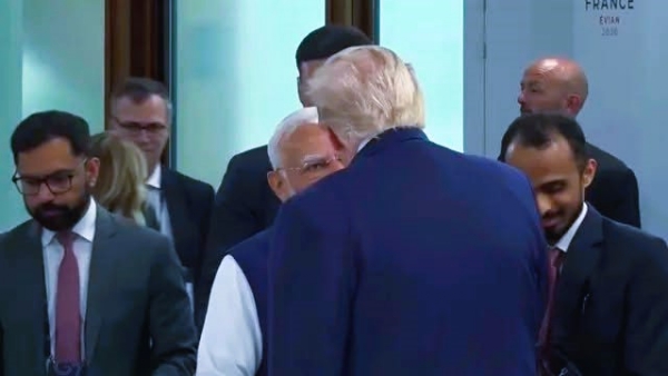 पंतप्रधान नरेंद्र मोदींची गळाभेट घेताना डोनाल्ड ट्रम्प पंतप्रधान नरेंद्र मोदींची गळाभेट घेताना डोनाल्ड ट्रम्प