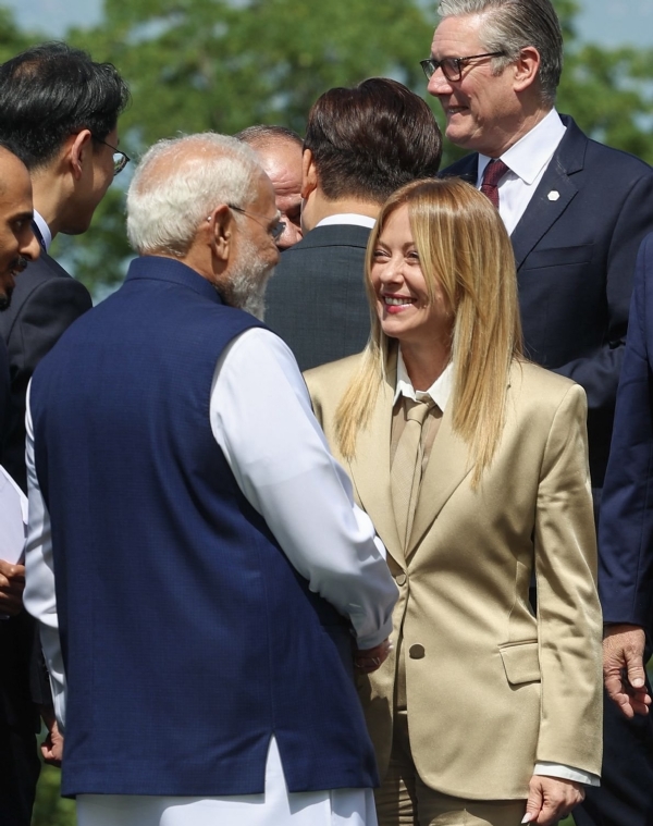 पंतप्रधान मोदींची मेलोनी यांच्याशी भेट; मेलोडी ट्रेंड पुन्हा चर्चेत पंतप्रधान मोदींची मेलोनी यांच्याशी भेट; मेलोडी ट्रेंड पुन्हा चर्चेत