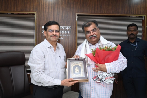 भाजप प्रदेशाध्यक्ष रवींद्र चव्हाण यांचे स्वामी स्वरूपानंद पतसंस्थेत स्वागत करताना अॅड दीपक पटवर्धन भाजप प्रदेशाध्यक्ष रवींद्र चव्हाण यांचे स्वामी स्वरूपानंद पतसंस्थेत स्वागत करताना अॅड दीपक पटवर्धन