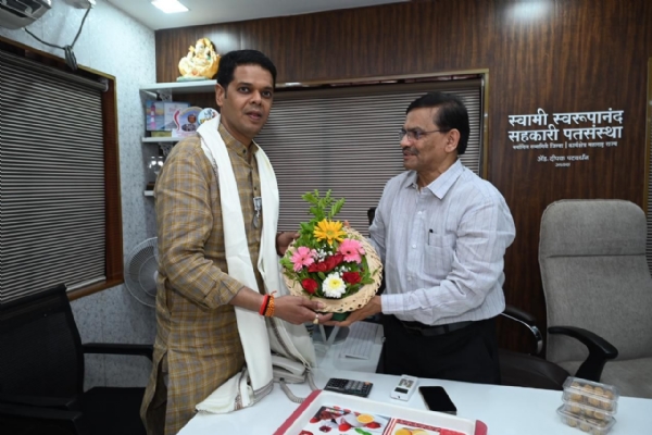 आमदार निरंजन डावखरे यांचे स्वागत करताना दीपक पटवर्धन आमदार निरंजन डावखरे यांचे स्वागत करताना दीपक पटवर्धन