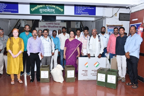 परभणी-हिंगोली स्थानिक प्राधिकारी मतदारसंघ निवडणुकीसाठी मतदान पथके रवाना परभणी-हिंगोली स्थानिक प्राधिकारी मतदारसंघ निवडणुकीसाठी मतदान पथके रवाना