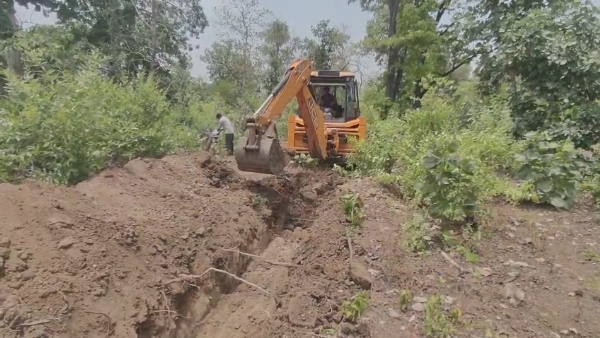 अतिक्रमणावर कारवाई करताना वनविभागाची पथक