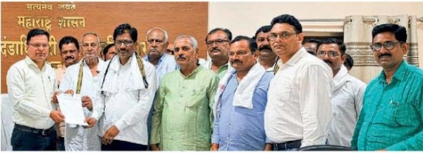 कर्जमाफीच्या अटींवर शेतकऱ्यांचा संताप कर्जमाफीच्या अटींवर शेतकऱ्यांचा संताप