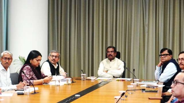 केंद्रीय शिक्षण मंत्री धर्मेंद्र प्रधानांकडून नीट-यूजी पुनर्परीक्षेच्या तयारीचा आढावा