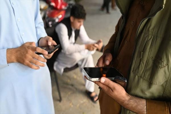 अफगाणिस्तानमध्ये सरकारी कर्मचाऱ्यांच्या स्मार्टफोन वापरावर बंदी