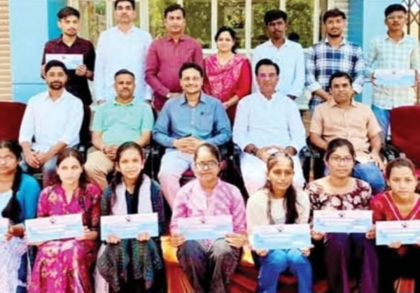 विद्यार्थ्यांना मदत