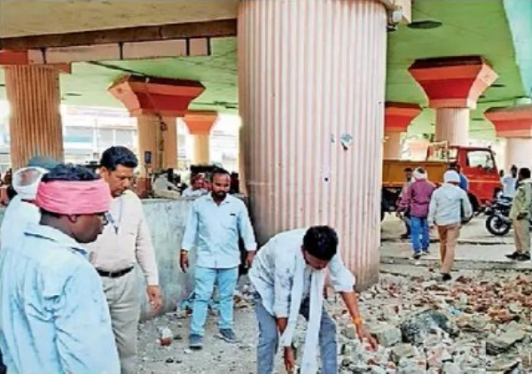 राजापेठ येथील इमारतीचा शिकस्त भाग पाडला