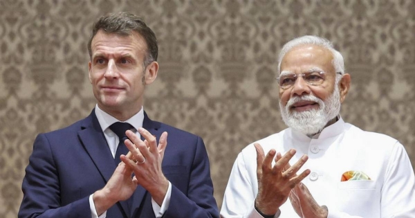 पंतप्रधान मोदींकडून फ्रान्सच्या राष्ट्राध्यक्षांना कलमकारी महाभारत, ब्रिजिट मॅक्रॉन यांना पोचमपल्ली स्टोल भेट