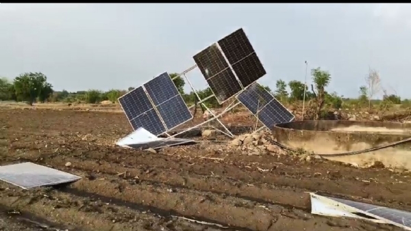 वादळी वार्याने वडगाव सुक्रे येथील शेतकर्याच्या सोलार पंपाचे नुकसान