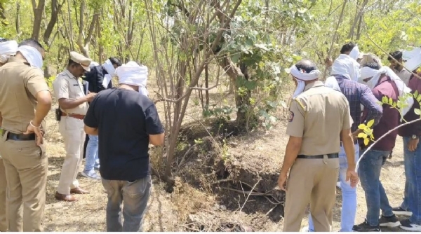राजूरा बेडे जंगलात युवतीचा जळालेला मृतदेह; सरिया खुपसून हत्या, प्रेमसंबंधाचा तपास सुरू राजूरा बेडे जंगलात युवतीचा जळालेला मृतदेह; सरिया खुपसून हत्या, प्रेमसंबंधाचा तपास सुरू
