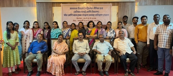 पॉश कायदा आणि बालहक्क व कायदे याबाबत प्रशिक्षण घेतलेले प्रशिक्षणार्थी. सोबत जिल्हा महिला बालविकास अधिकारी मनोज पाटणकर, श्रीनिवास सावंत, ॲड. विनया घाग, विकास सावंत, शिरीष दामले आदी. पॉश कायदा आणि बालहक्क व कायदे याबाबत प्रशिक्षण घेतलेले प्रशिक्षणार्थी. सोबत जिल्हा महिला बालविकास अधिकारी मनोज पाटणकर, श्रीनिवास सावंत, ॲड. विनया घाग, विकास सावंत, शिरीष दामले आदी.