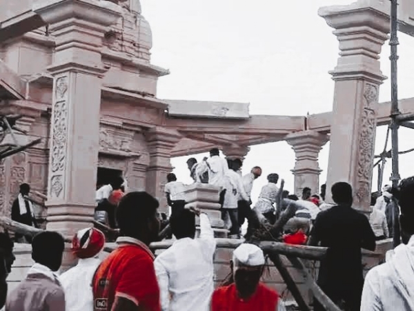 यशवाडी येथील हनुमान मंदिरातील भीषण दुर्घटनेचे छायाचित्र यशवाडी येथील हनुमान मंदिरातील भीषण दुर्घटनेचे छायाचित्र