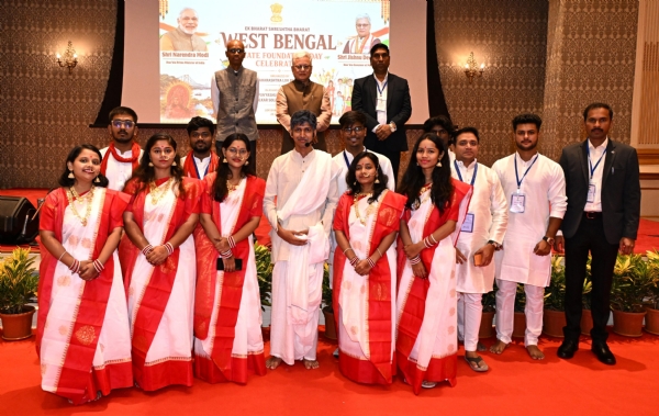 पश्चिम बंगालचे  उत्कृष्ट सांस्कृतिक सादरीकरण केल्याबद्दल राज्यपालांकडून सोलापूर विद्यापीठाला कौतुकाची थाप