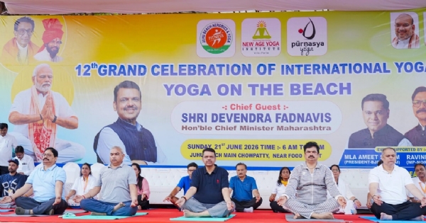 cm devendra fadnavis celebrated yoga day