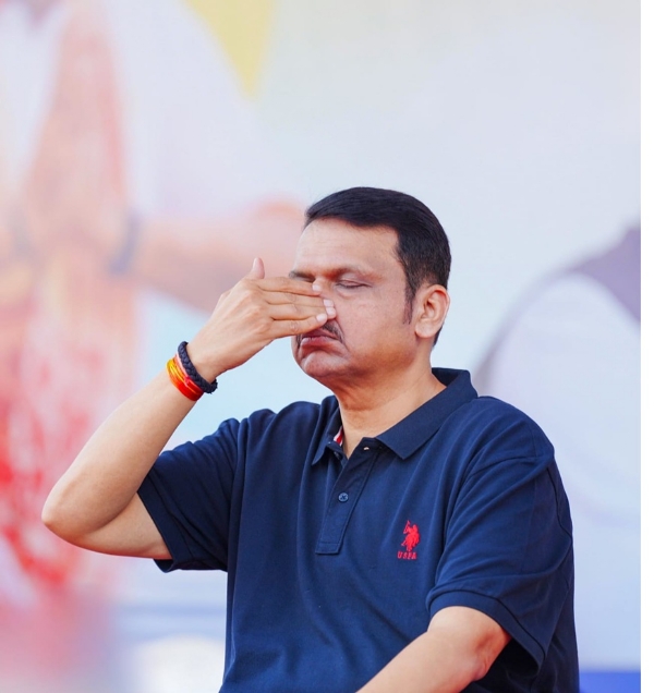 cm devendra fadnavis celebrated yoga day