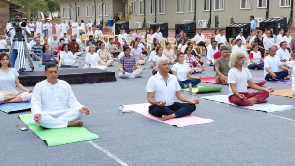 **शांतीक्षेत्र प्रेमगिरी आश्रमात आंतरराष्ट्रीय योग दिन उत्साहात साजरा**  कर्जत : मैत्रीबोध परिवाराच्या वतीने शांतीक्षेत्र प्रेमगिरी आश्रम येथे आंतरराष्ट्रीय योग दिन उत्साहपूर्ण आणि भक्तीमय वातावरणात साजरा करण्यात आला. मानवाच्या सर्वांगीण कल्याणासाठी, मानसिक शांततेसाठी आणि आंतरिक परिवर्तनासाठी आयोजित करण्यात आलेल्या या विशेष कार्यक्रमाला मोठ्या संख्येने नागरिकांनी उपस्थित राहून उत्स्फूर्त प्रतिसाद दिला.  या कार्यक्रमाचे प्रमुख आकर्षण म्हणजे केंद्रीय संस्कृती व पर्यटन मंत्री गजेंद्रसिंह शेखावत तसेच आमदार महेंद्र थोरवे यांची उपस्थिती होय. यावेळी योगाभ्यास, प्राणायाम आणि ध्यान सत्रांद्वारे उपस्थितांना निरोगी जीवनशैलीचा संदेश देण्यात आला.  मार्गदर्शन करताना केंद्रीय मंत्री गजेंद्रसिंह शेखावत यांनी योग हा भारताच्या समृद्ध संस्कृतीचा आणि परंपरेचा अविभाज्य भाग असल्याचे सांगितले. योगाचा दैनंदिन जीवनात अंगीकार केल्याने शारीरिक आणि मानसिक स्वास्थ्य सुधारतेच, शिवाय भारतीय संस्कृतीचे जतन व संवर्धन करण्यासही मदत होते, असे त्यांनी नमूद केले. त्यांनी मैत्रीबोध परिवाराच्या या उपक्रमाचे विशेष कौतुक केले.  कार्यक्रमादरम्यान मैत्रीबोध परिवाराचे संस्थापक व मार्गदर्शक मैत्रेय दादाश्रीजी यांच्या विचारांचे स्मरण करण्यात आले. ‘मैत्री’ आणि ‘संस्कृती’ या मूल्यांच्या आधारे भारताला पुन्हा एकदा विश्वगुरू बनविण्याचा संदेश त्यांच्या कार्यातून मिळतो, असे मत यावेळी व्यक्त करण्यात आले.  योग दिन हा केवळ एक दिवसाचा उपक्रम नसून प्रत्येक व्यक्तीला त्याच्या आंतरिक शक्तीशी जोडणारा आणि सकारात्मक परिवर्तन घडवून आणणारा मार्ग आहे, अशी भावना उपस्थितांनी व्यक्त केली. या सोहळ्यामुळे उपस्थितांना मानसिक शांतता, कौटुंबिक सुसंवाद आणि शारीरिक आरोग्याचा सकारात्मक अनुभव मिळाला. योगाच्या माध्यमातून निरोगी समाज आणि सक्षम भारत घडविण्याचा संदेश देत कार्यक्रमाची सांगता करण्यात आली.