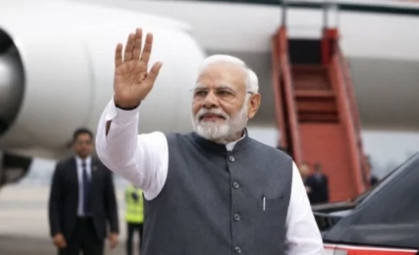 नीट-यूजी परीक्षेदरम्यान वाहतूक सुरळीत राहावी म्हणून  पंतप्रधान मोदी विमानतळावरच थांबले