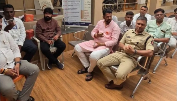 दुर्घटनेविषयी माहिती देताना जिल्हा पोलीस अधीक्षक नितीन बगाटे आणि अन्य अधिकारी