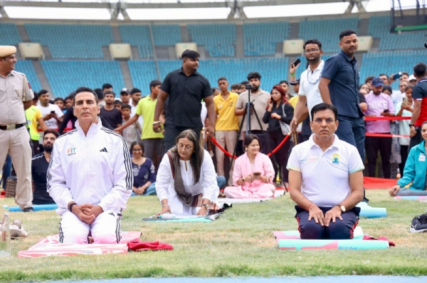 अक्षय कुमार आणि केंद्रीय मंत्री मनसुख मांडविया