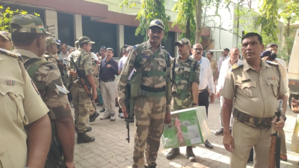 कडेकोट पोलीस बंदोबस्तात प्रश्न पत्रिका पोहचली केंद्रावर कडेकोट पोलीस बंदोबस्तात प्रश्न पत्रिका पोहचली केंद्रावर