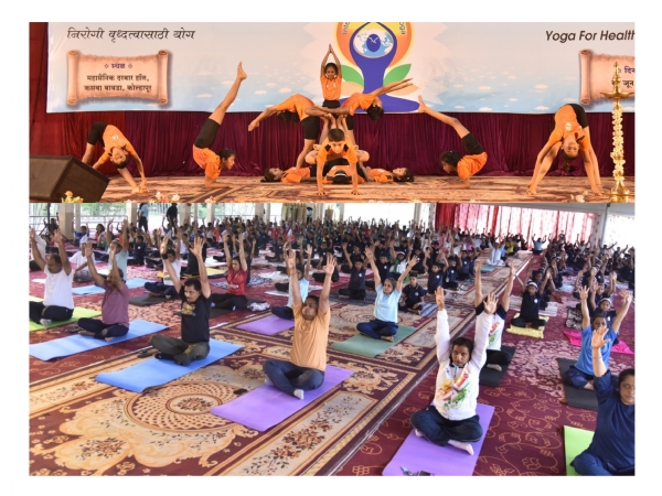 खेळाडूंनी केलेली योगाची प्रात्यक्षिके खेळाडूंनी केलेली योगाची प्रात्यक्षिके