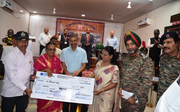 चिपळूणच्या जनसंवाद कार्यक्रमात माजी सैनिकांना अनुदान प्रदान करण्यात आले.