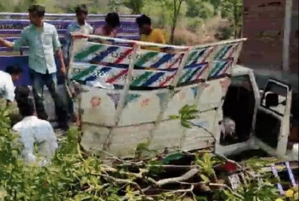 पिकअप आणि ट्रकच्या धडकेत पाच मजुरांचा मृत्यू