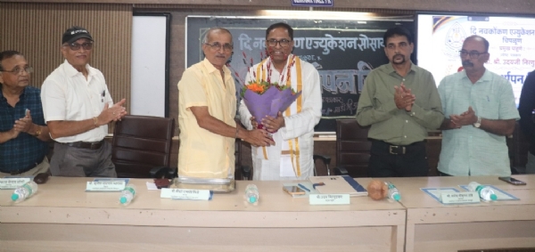 चिपळूणच्या नवकोकण एज्युकेशन सोसायटीच्या वर्धापन दिन समारंभात डॉ उदय निरगुडकर