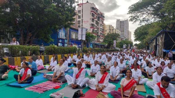 Yoga on street