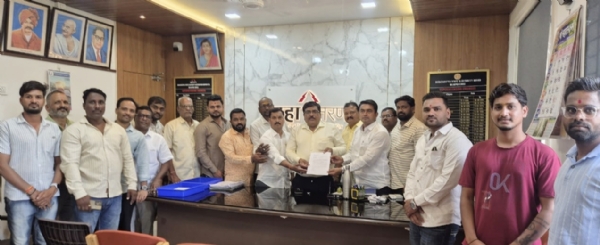 मागणीचे निवेदन देताना शिरोली ग्रामस्थ