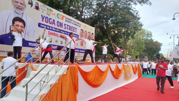 Yoga on street