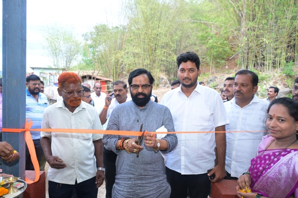 **श्री जाखमातादेवी मंदिराच्या भव्य सभामंडपाचा उद्घाटन सोहळा उत्साहात संपन्न**  रेपोली, दि. २१ जून : रेपोली येथील ग्रामस्थांचे आराध्य दैवत असलेल्या श्री जाखमातादेवी मंदिराच्या नूतन भव्य सभामंडपाचा उद्घाटन सोहळा महाराष्ट्र राज्याचे कॅबिनेट मंत्री भरतशेठ गोगावले यांच्या शुभहस्ते भक्तिमय आणि उत्साहपूर्ण वातावरणात संपन्न झाला. या सोहळ्यामुळे ग्रामस्थांमध्ये आनंदाचे वातावरण निर्माण झाले असून मंदिर परिसराला नवे वैभव प्राप्त झाले आहे.  उद्घाटनानंतर मंत्री भरतशेठ गोगावले यांनी श्री जाखमातादेवीचे दर्शन घेऊन राज्यातील तसेच परिसरातील जनतेच्या सुख, समृद्धी, आरोग्य आणि भरभराटीसाठी देवीच्या चरणी प्रार्थना केली. यावेळी त्यांनी मंदिर परिसराच्या विकासासाठी ग्रामस्थांनी केलेल्या योगदानाचे आणि लोकसहभागातून उभारण्यात आलेल्या सुविधांचे कौतुक केले. भविष्यातही मंदिर परिसराच्या विकासासाठी आवश्यक ते सहकार्य करण्यात येईल, अशी ग्वाही त्यांनी दिली.  कार्यक्रमानिमित्त रेपोली गावातील ग्रामस्थांनी मंत्री गोगावले यांचे उत्स्फूर्त स्वागत केले. सोहळ्यास माता-भगिनी, ग्रामस्थ, विविध सामाजिक व धार्मिक संस्थांचे पदाधिकारी, कार्यकर्ते तसेच मान्यवर मोठ्या संख्येने उपस्थित होते. संपूर्ण परिसर भक्तिमय वातावरणाने भारावून गेला होता.  नूतन सभामंडपामुळे धार्मिक कार्यक्रम, कीर्तन, भजन, सांस्कृतिक उपक्रम तसेच विविध सामाजिक आणि सामुदायिक कार्यक्रमांचे आयोजन अधिक सुसज्ज व व्यापक स्वरूपात करता येणार आहे. त्यामुळे गावाच्या सामाजिक आणि सांस्कृतिक विकासाला चालना मिळणार असल्याची भावना उपस्थितांनी व्यक्त केली.  कार्यक्रमाचा समारोप श्री जाखमातादेवीच्या जयघोषात आणि ग्रामस्थांच्या उत्स्फूर्त सहभागात झाला. या भव्य सभामंडपामुळे मंदिर परिसराच्या विकासात नवा अध्याय सुरू झाल्याचे मत उपस्थितांनी व्यक्त केले.