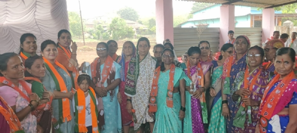 BJP flag hoisted in Bamnoli; villagers publicly join the party. BJP flag hoisted in Bamnoli; villagers publicly join the party.