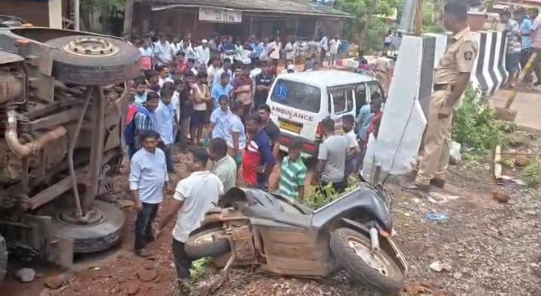 दुचाकीला धडकल्यानंतर उलटलेला डंपर दुचाकीला धडकल्यानंतर उलटलेला डंपर