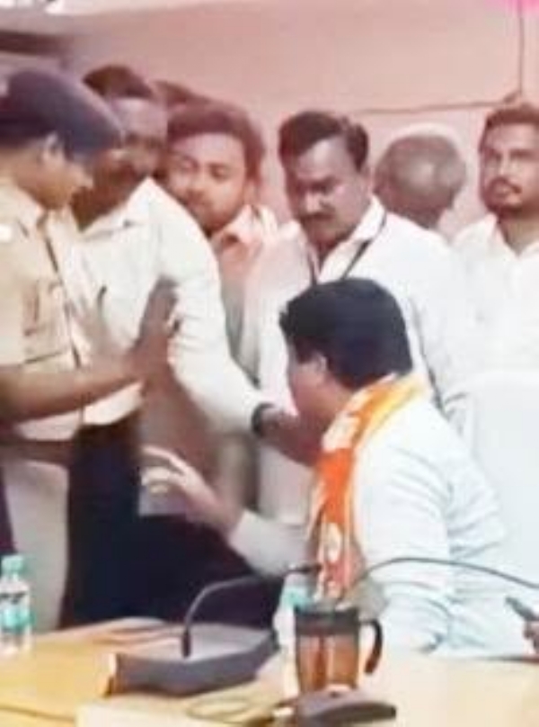 जिल्हाधिकार्यांसमक्षच नवनिर्वाचित आमदारांचे पोलिस अधिकार्यास खडे बोल : निवडणूकीचा निकाल  जाहीर झाल्याबरोबरचा प्रकार