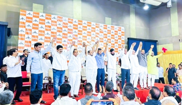 ‘उबाठा’गटाच्या 6 खासदारांचे शिवसेनेत स्वागत करताना एकनाथ शिंदे व इतर मान्यवर