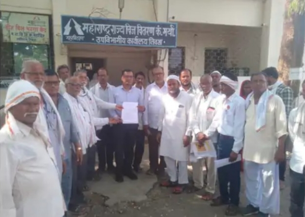 स्मार्ट मीटर विरोधात तिवसा येथे शेतकऱ्यांचा महावितरण कार्यालयावर मोर्चा स्मार्ट मीटर विरोधात तिवसा येथे शेतकऱ्यांचा महावितरण कार्यालयावर मोर्चा