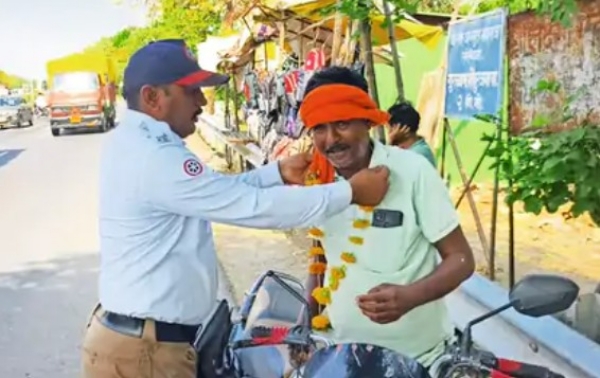 दंड नाही तर थेट हार घालून स्वागत:हेल्मेट सक्तीसाठी अनोखी कारवाई दंड नाही तर थेट हार घालून स्वागत:हेल्मेट सक्तीसाठी अनोखी कारवाई