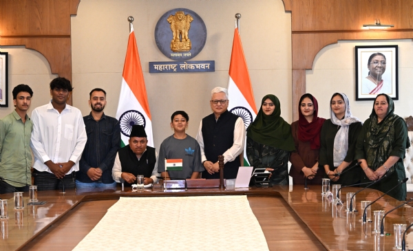 पूंछ (जम्मू) सीमावर्ती भागातील विद्यार्थ्यांनी घेतली राज्यपालांची भेट