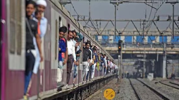mh murder mumbai local TRAIN mh murder mumbai local TRAIN