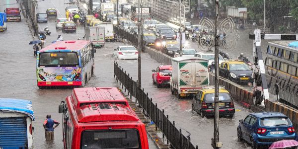 मुंबईसह राज्यात पावसाचा तडाखा; वाहतुकीवर परिणाम